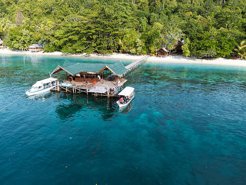 Jetty und Tauchboote · Biodiversity Tauchresort 