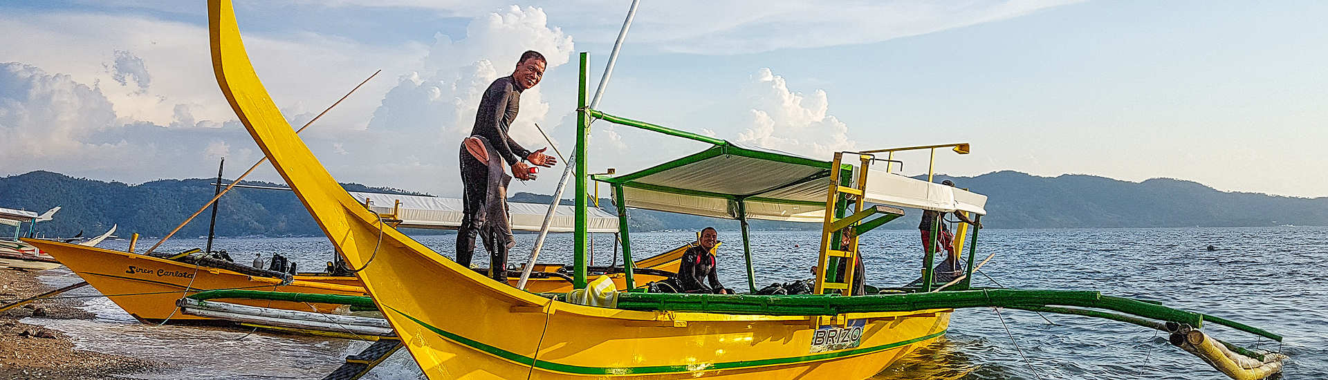 traditionelle Bangkas des Buceo Anilao 