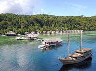 Coralia vor Anker beim Papua Explorers Resort 