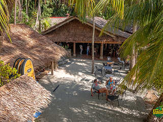 Restaurant im Zentrum des Tauchresorts  · Urlaub Philippinen 