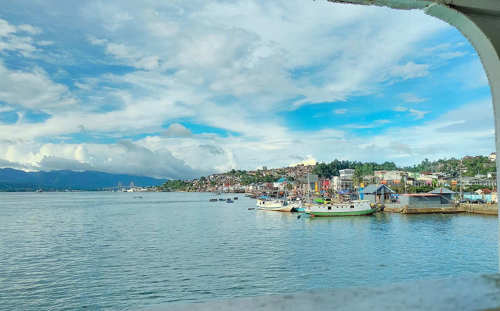 Hafen von Ambon · Tauchreisen und Tauchsafaris Bandasee