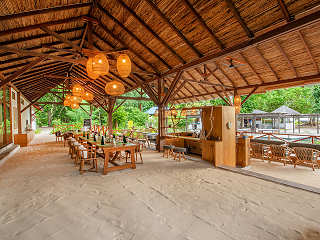 Essbereich und Bar im Haupthaus · Diveresort Halmahera 