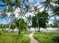 Garten des Resorts vor Morotai, Halmahera 