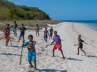 Insel-Kinder am Strand im Alor Archipel 