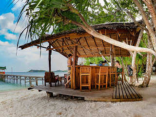 Bilderbuch-Beachbar · Tauchurlaub in Raja Ampat 