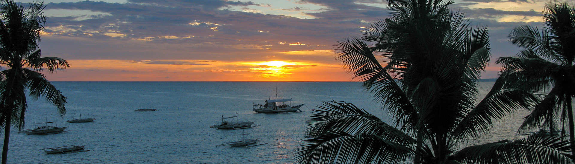 Safariboot Goyo im Sonnenuntergang vor Apo Island, Negros 