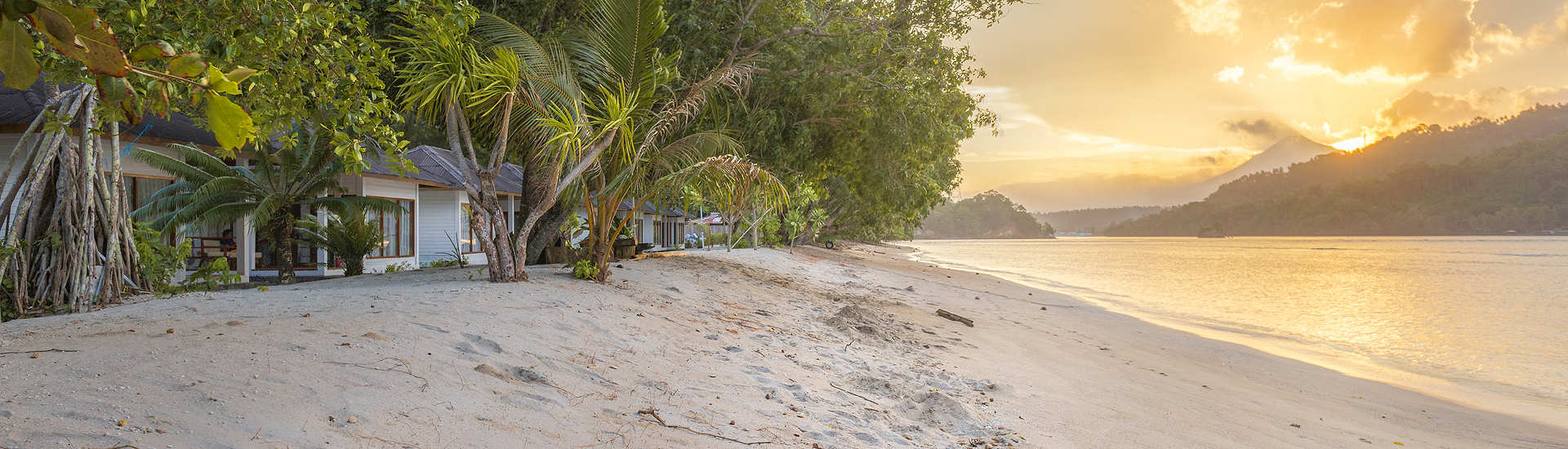 am einzigen hellen Sandstrand an der Lembeh Strait 